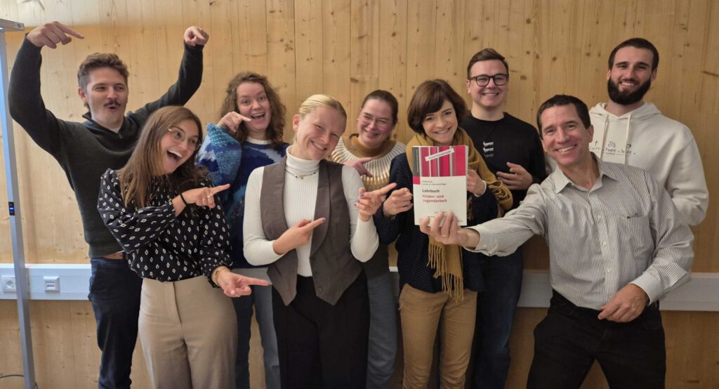 251015-for-ju-lehrbuch-team-12+
